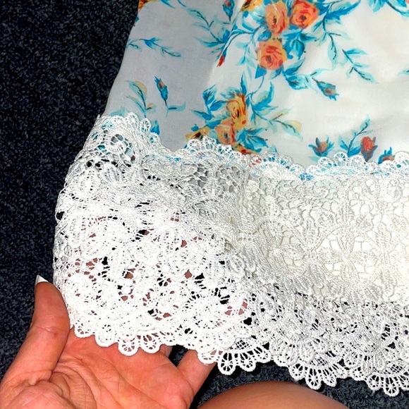 Floral lace dress Size Medium - Picture 2 of 5